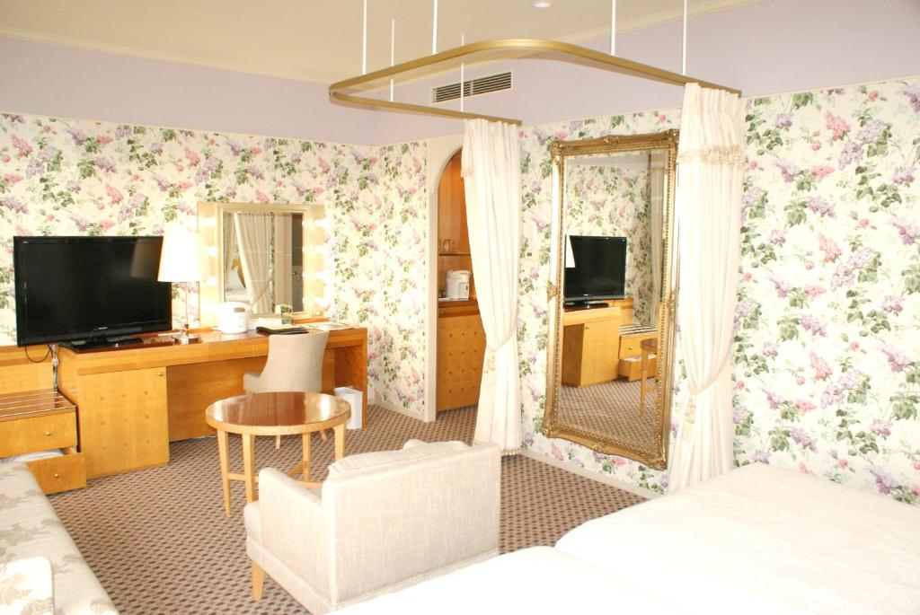 TV a/nebo společenská místnost v ubytování The Celecton Premier Kobe Sanda Hotel