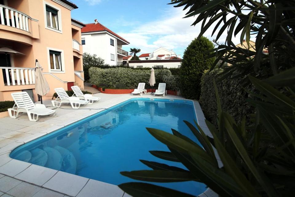 Bazén v ubytovaní Apartment in Zadar with balcony, air conditioning, WiFi 858-1 alebo v jeho blízkosti
