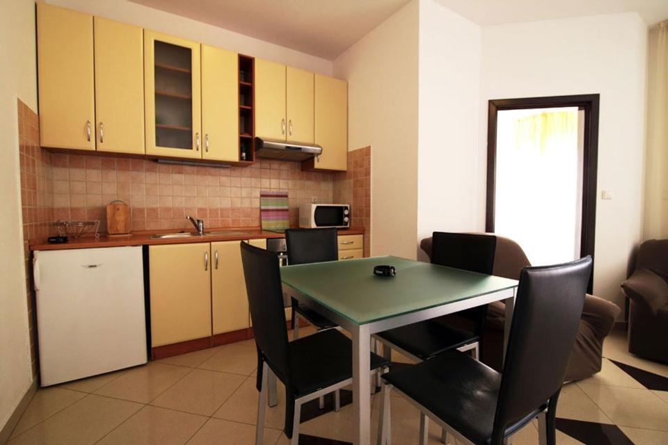 Kuchyňa alebo kuchynka v ubytovaní Apartment in Zadar with balcony, air conditioning, WiFi 858-1