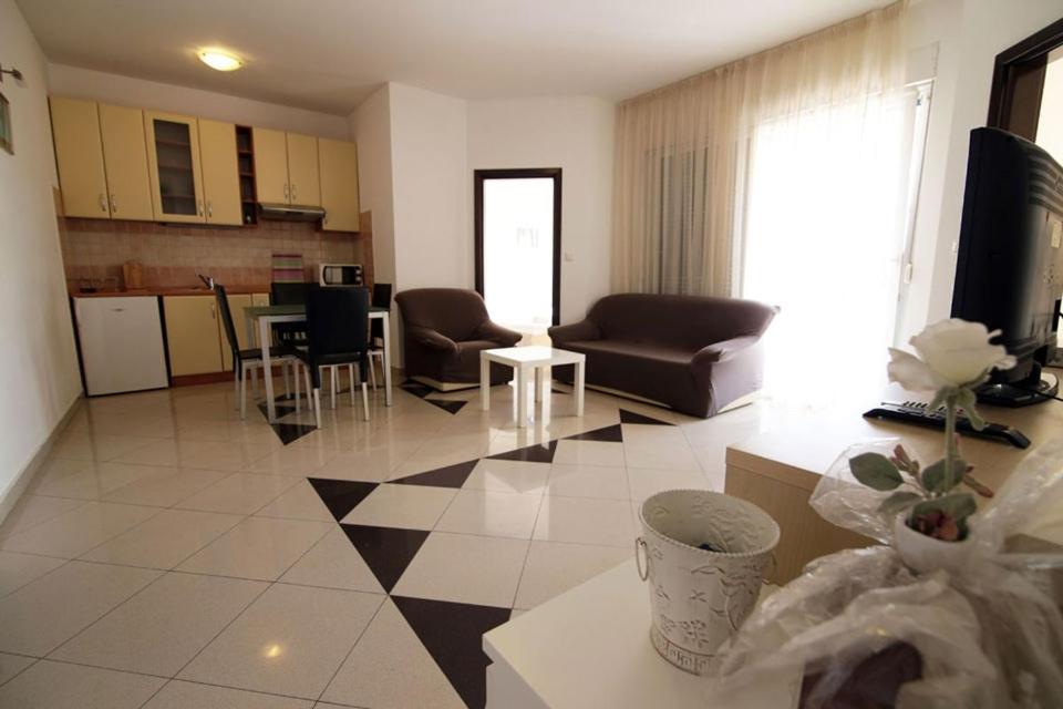 Kuchyňa alebo kuchynka v ubytovaní Apartment in Zadar with balcony, air conditioning, WiFi 858-1