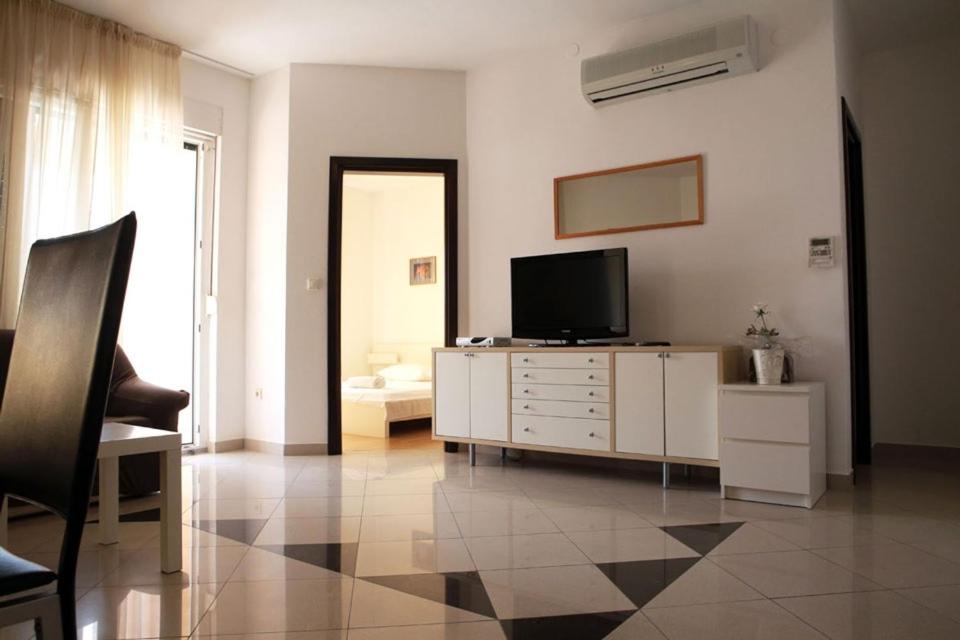 Televízia a/alebo spoločenská miestnosť v ubytovaní Apartment in Zadar with balcony, air conditioning, WiFi 858-1