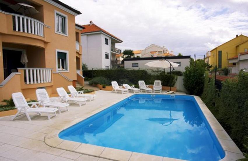 Bazén v ubytovaní Apartment in Zadar with balcony, air conditioning, WiFi 858-1 alebo v jeho blízkosti