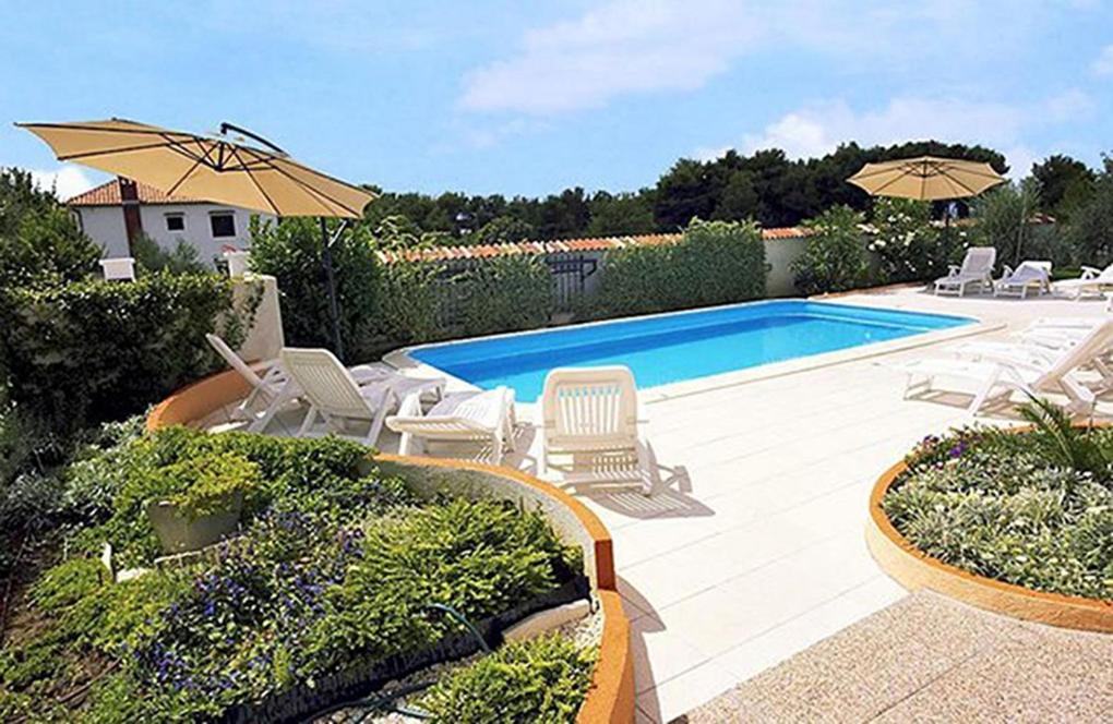 Bazén v ubytovaní Apartment in Zadar with balcony, air conditioning, WiFi 858-1 alebo v jeho blízkosti