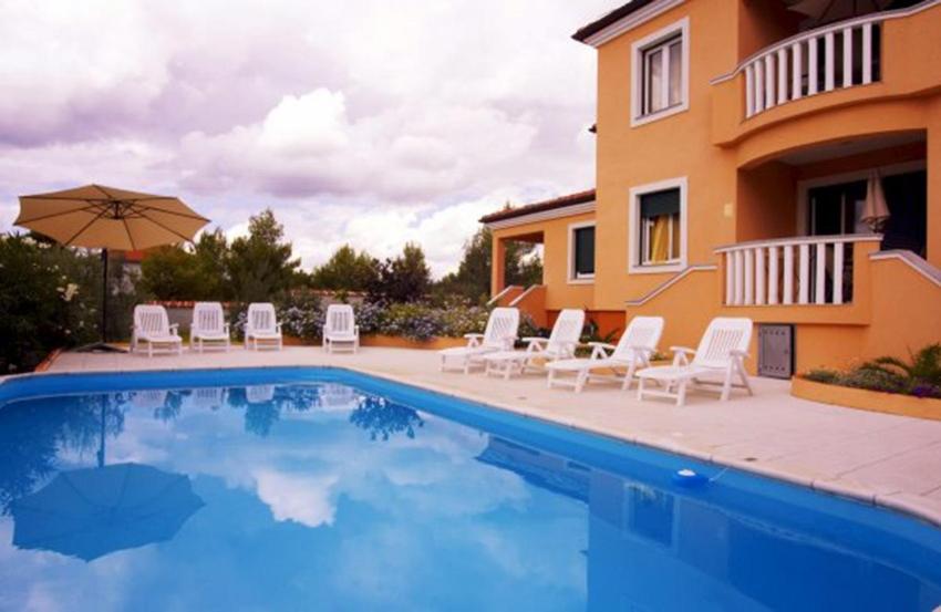 Bazén v ubytovaní Apartment in Zadar with balcony, air conditioning, WiFi 858-1 alebo v jeho blízkosti