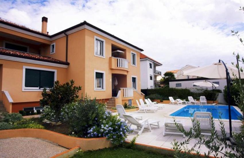 Bazén v ubytovaní Apartment in Zadar with balcony, air conditioning, WiFi 858-1 alebo v jeho blízkosti