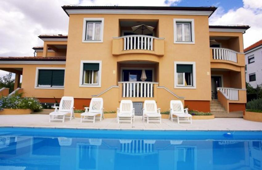 Bazén v ubytovaní Apartment in Zadar with balcony, air conditioning, WiFi 858-1 alebo v jeho blízkosti
