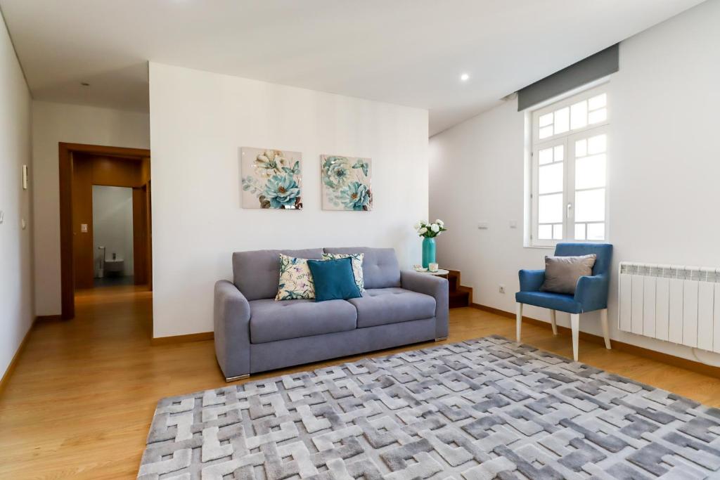 維亞納堡的住宿－São Domingos Apartment - Viana City Centre，客厅配有沙发和两把椅子