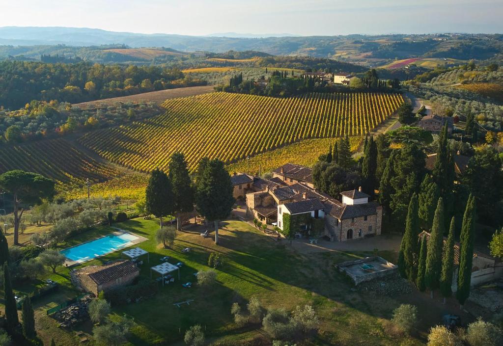 uma vista aérea de uma villa numa vinha em Fattoria La Loggia em San Casciano in Val di Pesa
