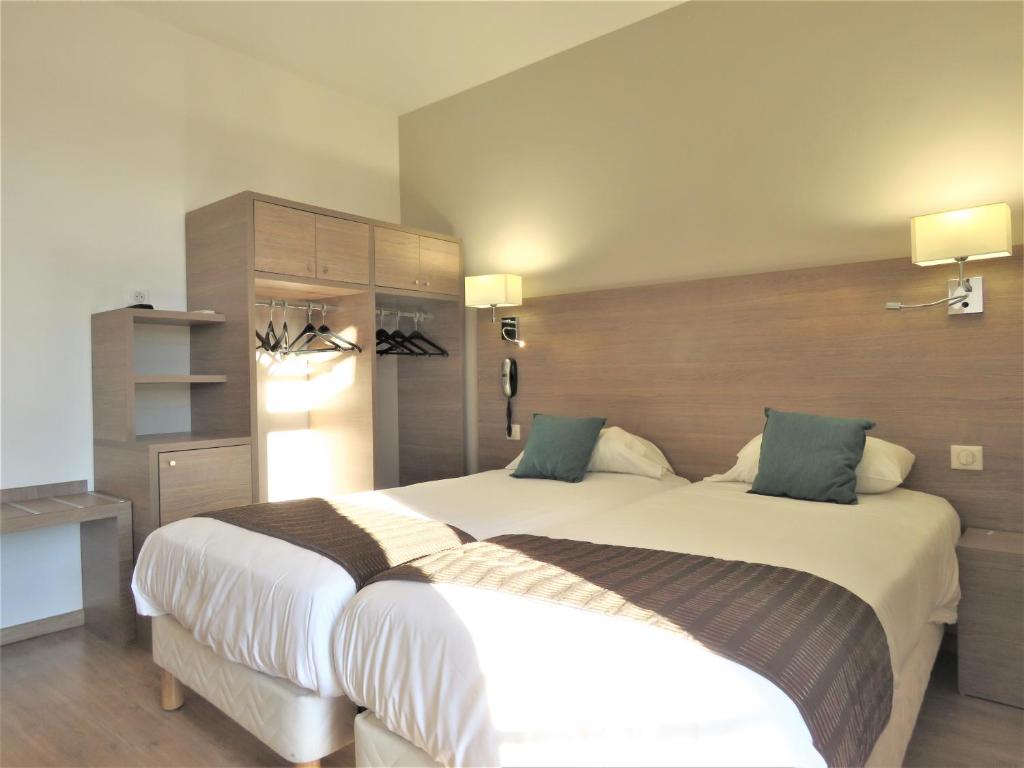 Postel nebo postele na pokoji v ubytování Logis Hôtel Restaurant Le Cours