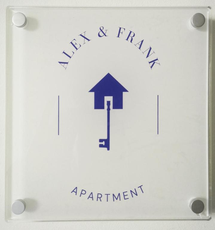 biały znak z napisem pomoc i przyjaciel pokuta w obiekcie Alex & Frank Apartment w mieście Crotone