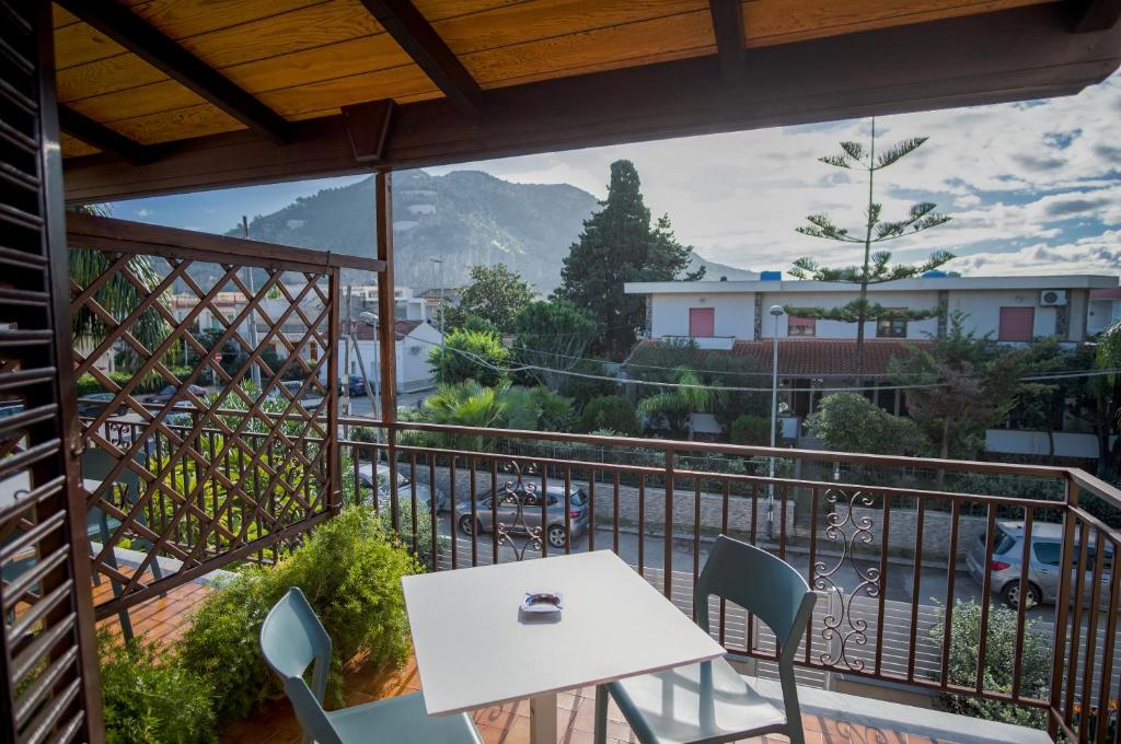 a balcony with a table and chairs and a view at B&B Le Muse in Mondello
