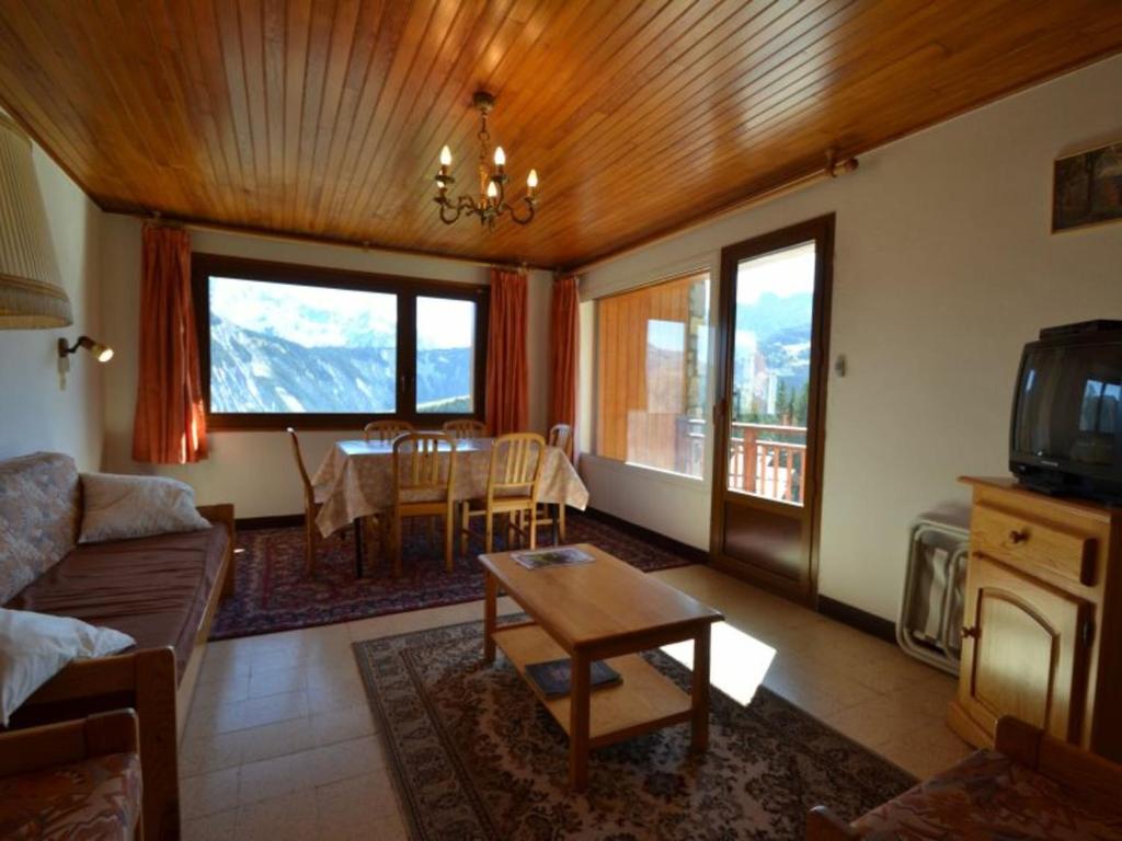 A seating area at Appartement Courchevel 1850, 3 pièces, 6 personnes - FR-1-514-40