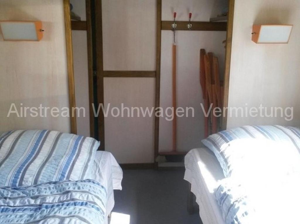 Postel nebo postele na pokoji v ubytování Airstream Hotel