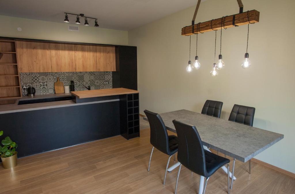 Kuchyňa alebo kuchynka v ubytovaní KANIA Apartamenty - Zakopane