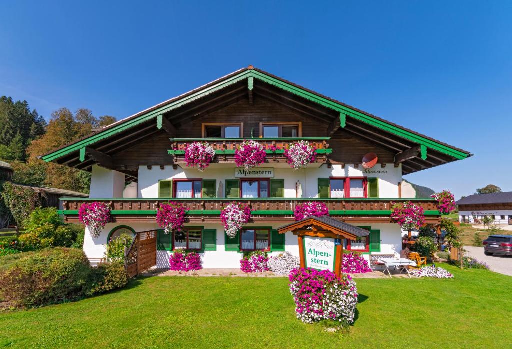 uma casa com flores na frente em Hotel - Pension Alpenstern em Schönau am Königssee
