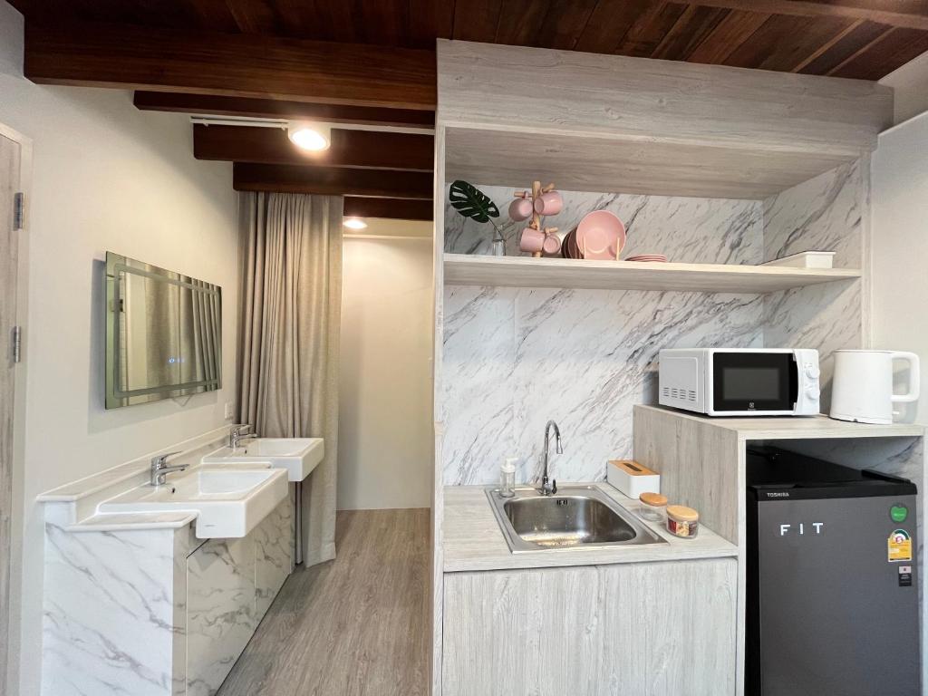 Kuchyň nebo kuchyňský kout v ubytování Ease Me Residence