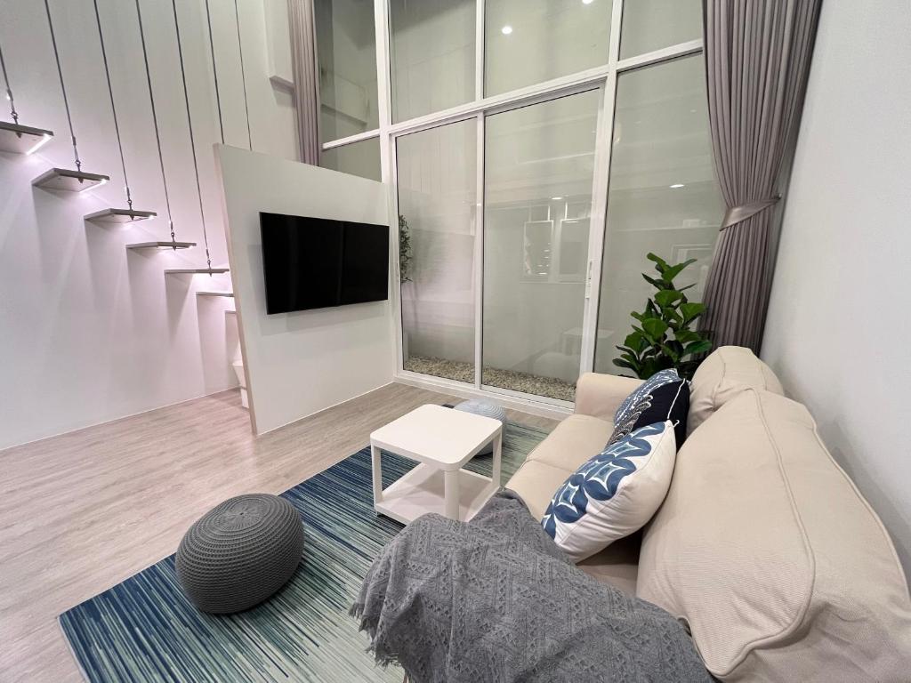 TV a/nebo společenská místnost v ubytování Ease Me Residence