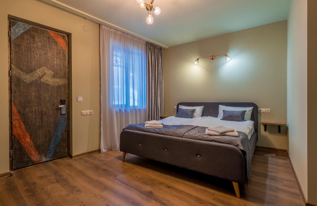 Postel nebo postele na pokoji v ubytování Boutique Kosher Hotel Tourfa