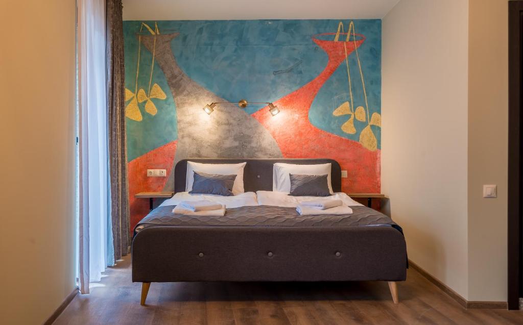 Postel nebo postele na pokoji v ubytování Boutique Kosher Hotel Tourfa