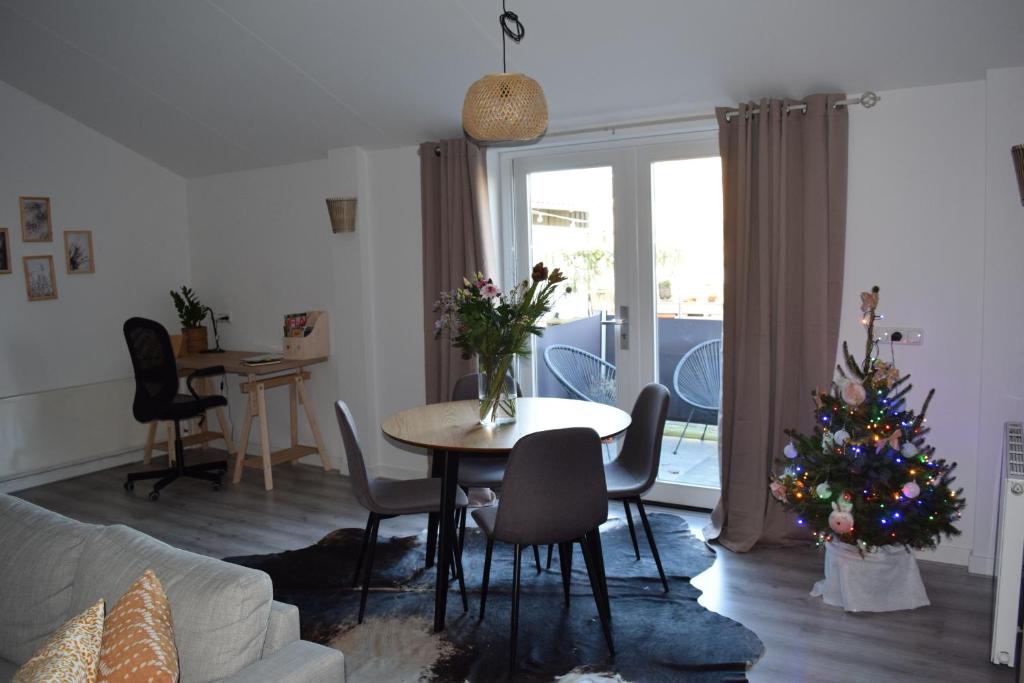 uma sala de estar com uma árvore de Natal e uma mesa em Bed & breakfast Achter ons huis em Berlicum