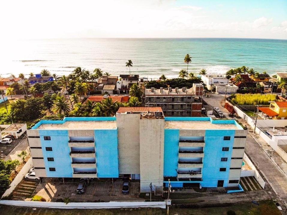 eine Luftaufnahme eines Gebäudes am Meer in der Unterkunft HOME SERVICE MAR & SOL in Porto De Galinhas