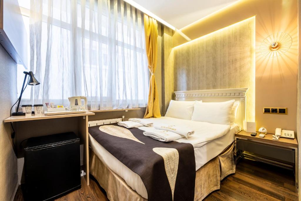 Postel nebo postele na pokoji v ubytování Golden Gate Hotel Topkapı