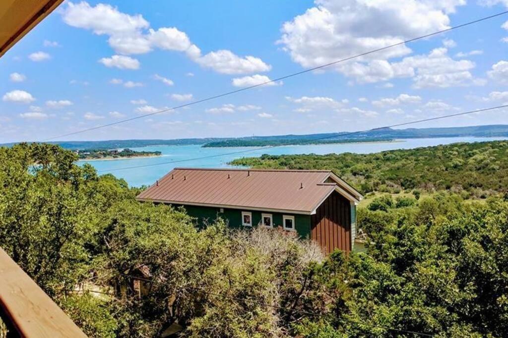 キャニオン・レイクにあるCanyon Lake Home with Breathtaking Viewの川の見える丘の上の家