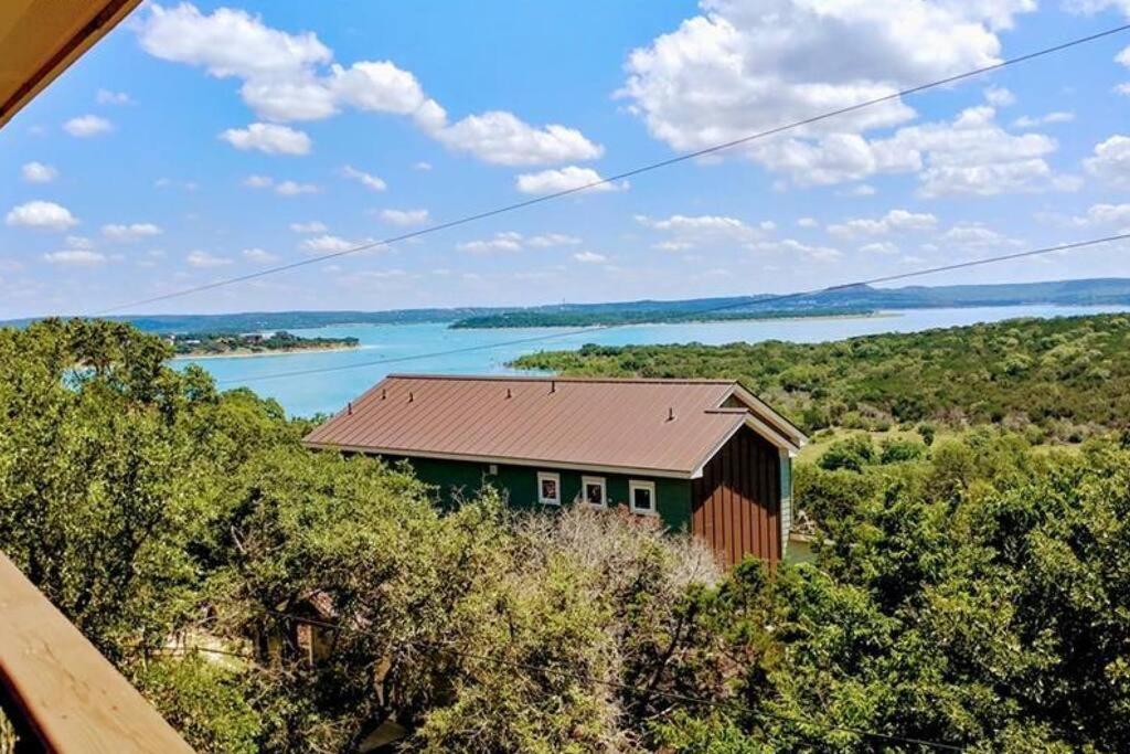 una casa en una colina con vistas al río en Canyon Lake Home with Breathtaking View, en Canyon Lake