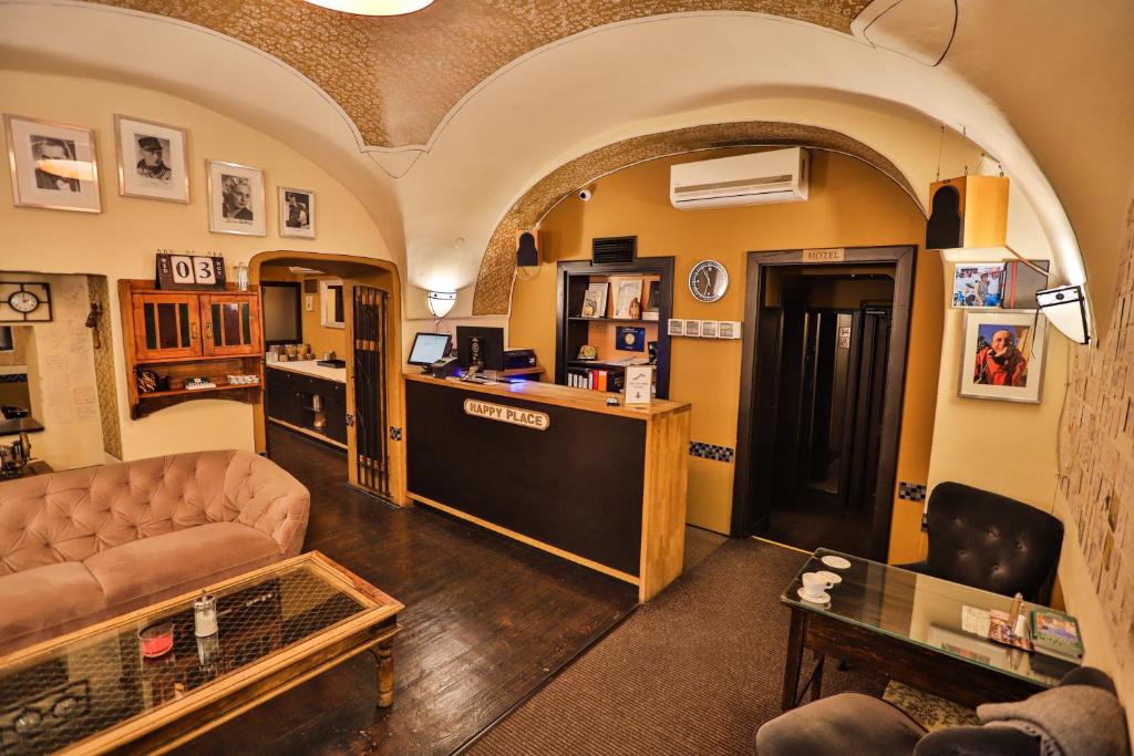 salon z kanapą i stołem w obiekcie U Schnellu w Pradze