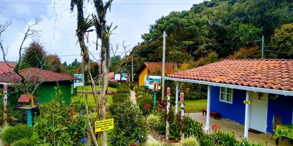 un pequeño pueblo con casas coloridas y árboles en Hospedaje Santaelena -chalets de montaña- en Santa Elena