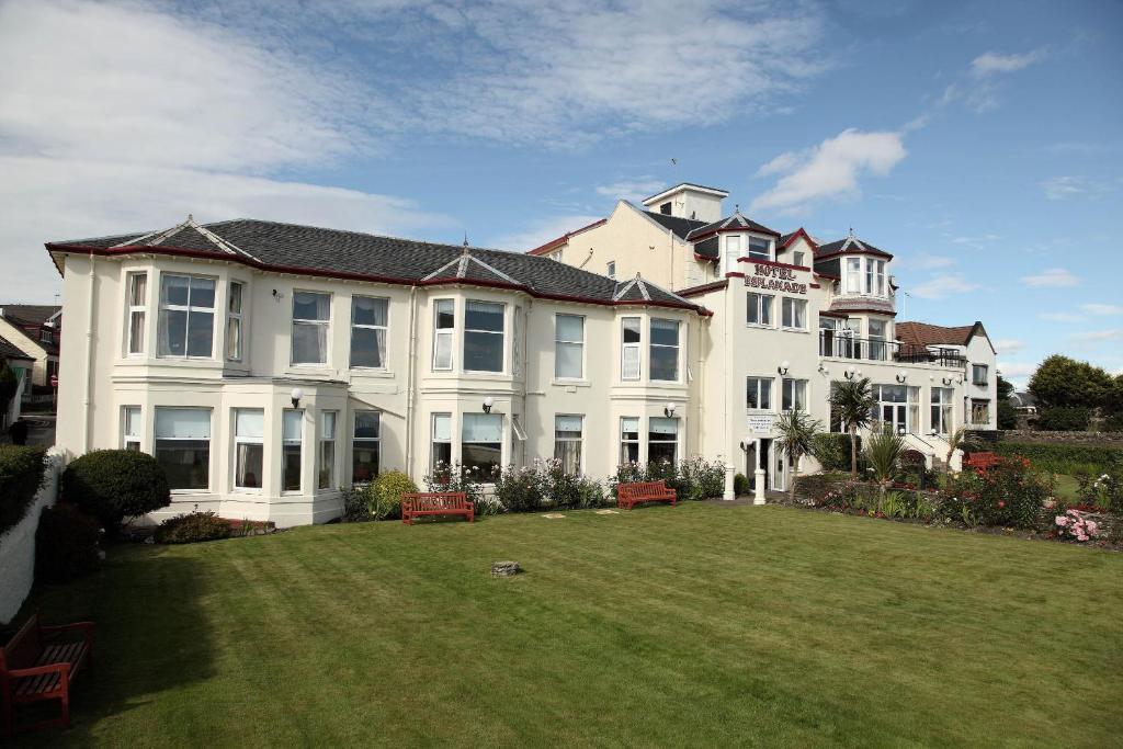 une grande maison avec une pelouse devant elle dans l'établissement SGE Esplanade Hotel, à Dunoon