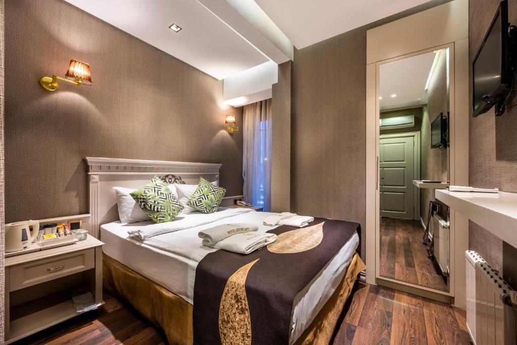 Postel nebo postele na pokoji v ubytování Golden Gate Hotel Topkapı