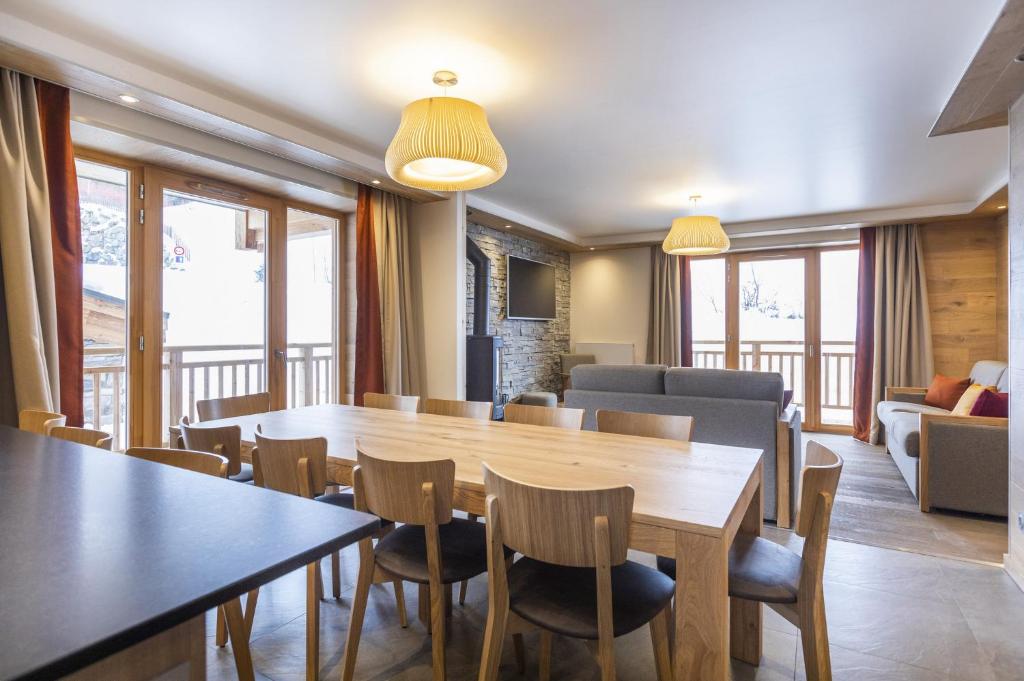 a dining room with a table and chairs at Les Balcons Platinium Val Cenis in Lanslevillard