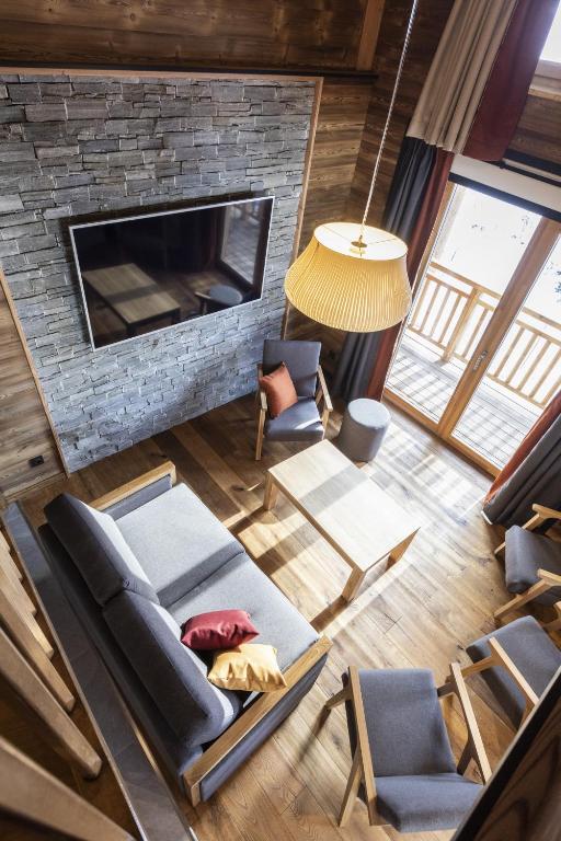 an overhead view of a living room with a fireplace at Les Balcons Platinium Val Cenis in Lanslevillard
