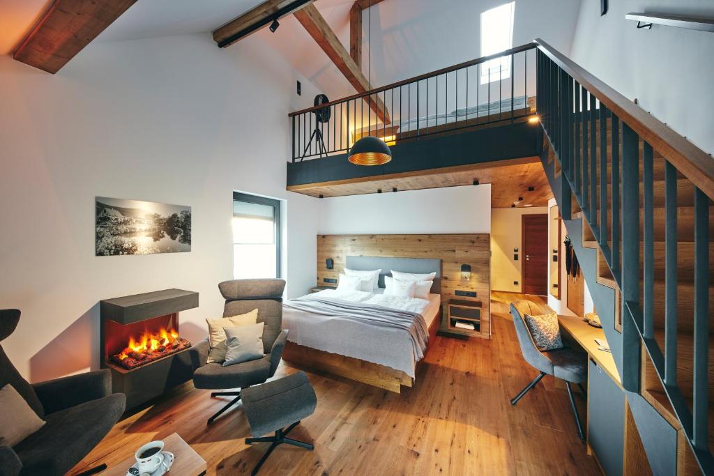 1 dormitorio con 1 cama y chimenea en Landhotel Voss im TalVital, en Saalhausen