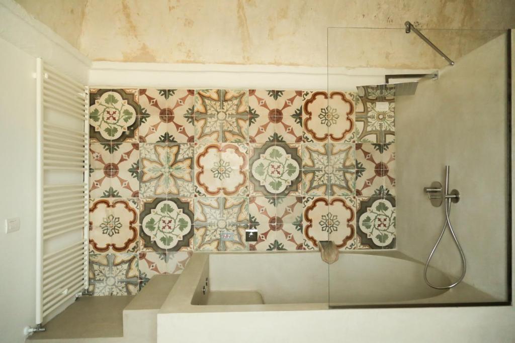 A bathroom at Masseria Francescani