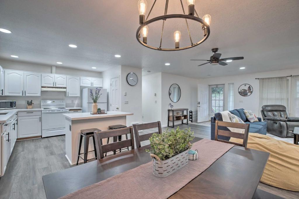 Kuchyň nebo kuchyňský kout v ubytování Pet-Friendly PNW Home, 1 Mi to Rockaway Beach