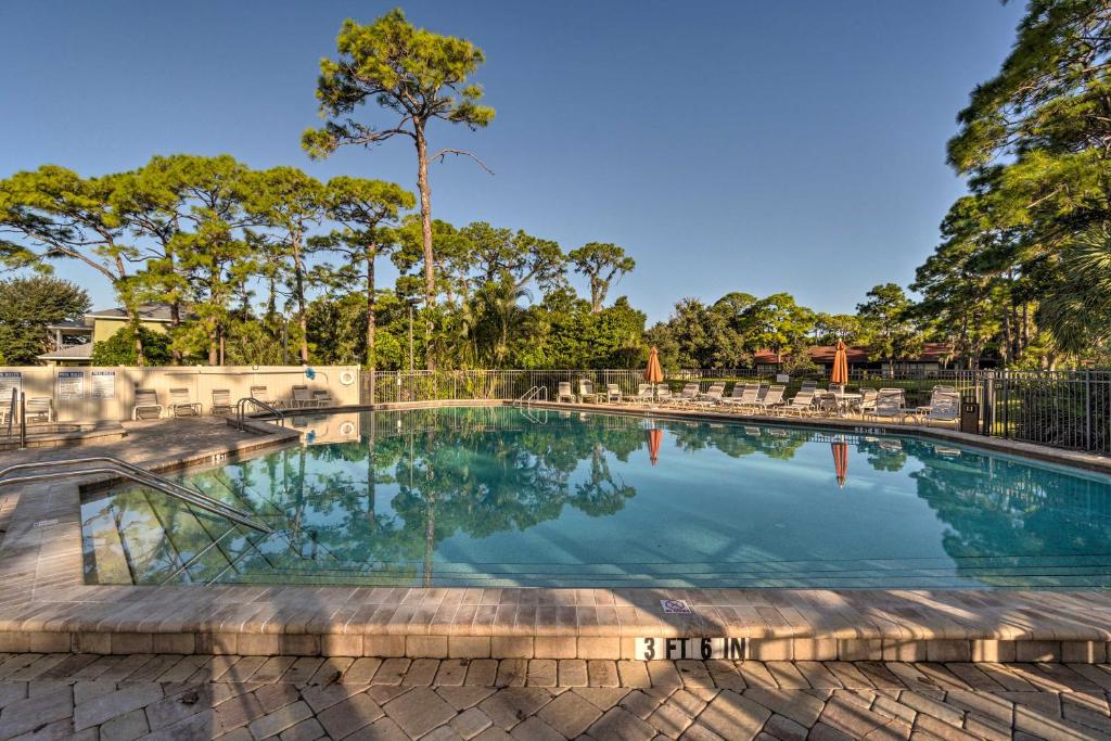 Piscina de la sau aproape de Sunny Sarasota Oasis with Lanai and Community Pool!