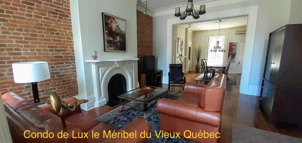 ケベック・シティーにあるCondo de Lux Le Méribel du Vieux-Québecのリビングルーム(ソファ、暖炉付)