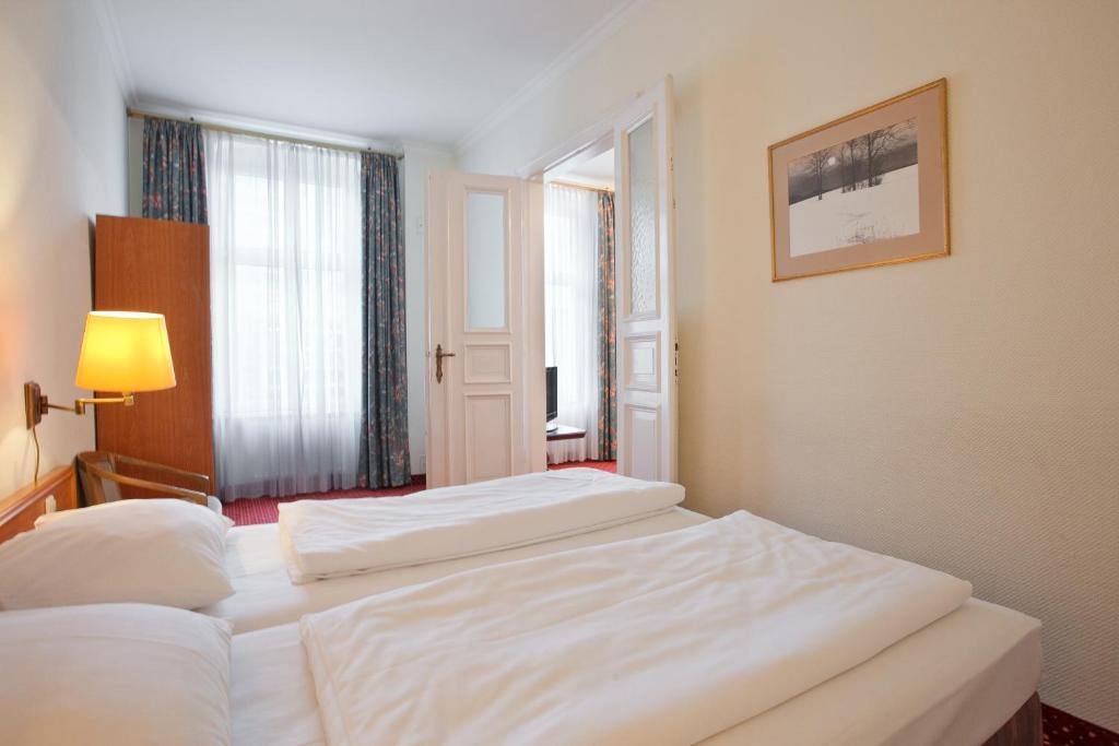 Postel nebo postele na pokoji v ubytování acom-Hotel Berlin Kurfürstendamm