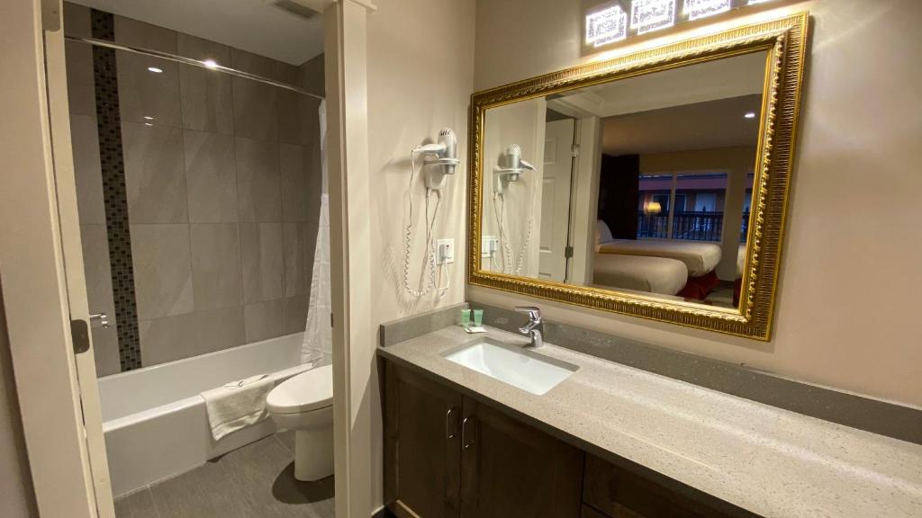 Koupelna v ubytování Sahara Courtyard Inn & Suites Osoyoos