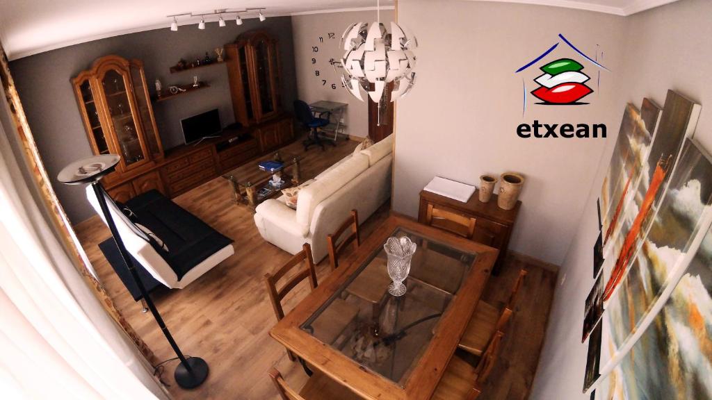 sala de estar con sofá y mesa en Lizarra Etxea, en Vitoria-Gasteiz