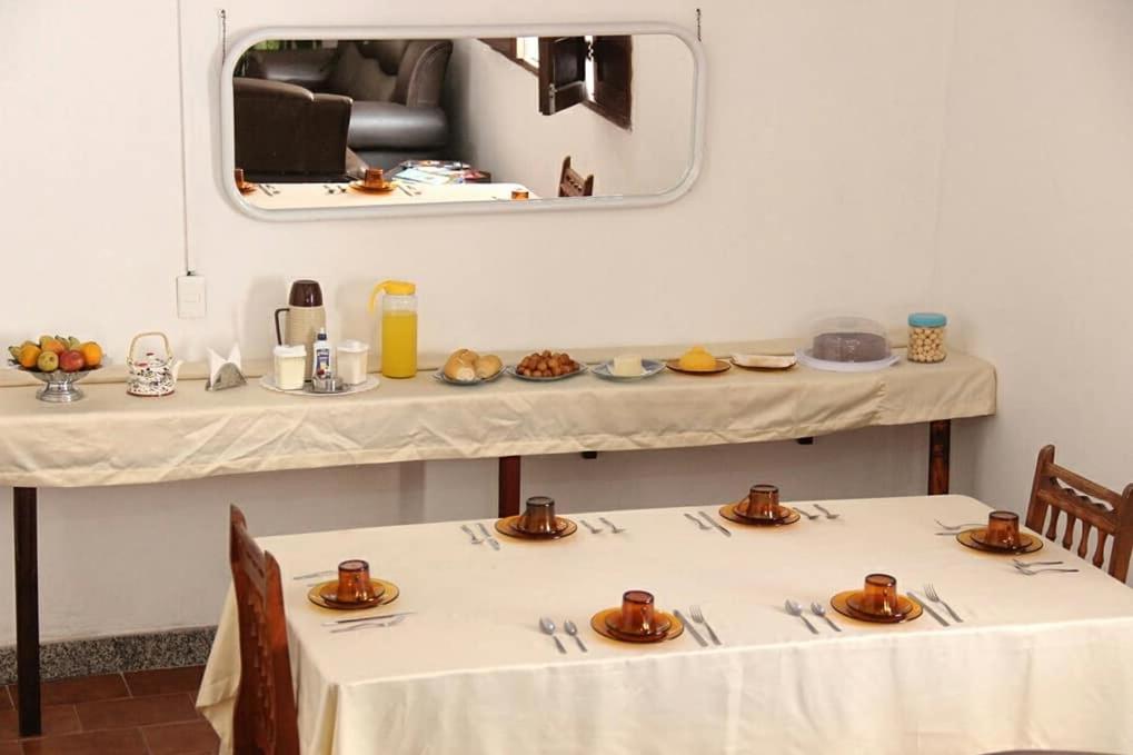 イビコアラにあるHostel Universoの皿と調理器具が付いた二つのテーブル