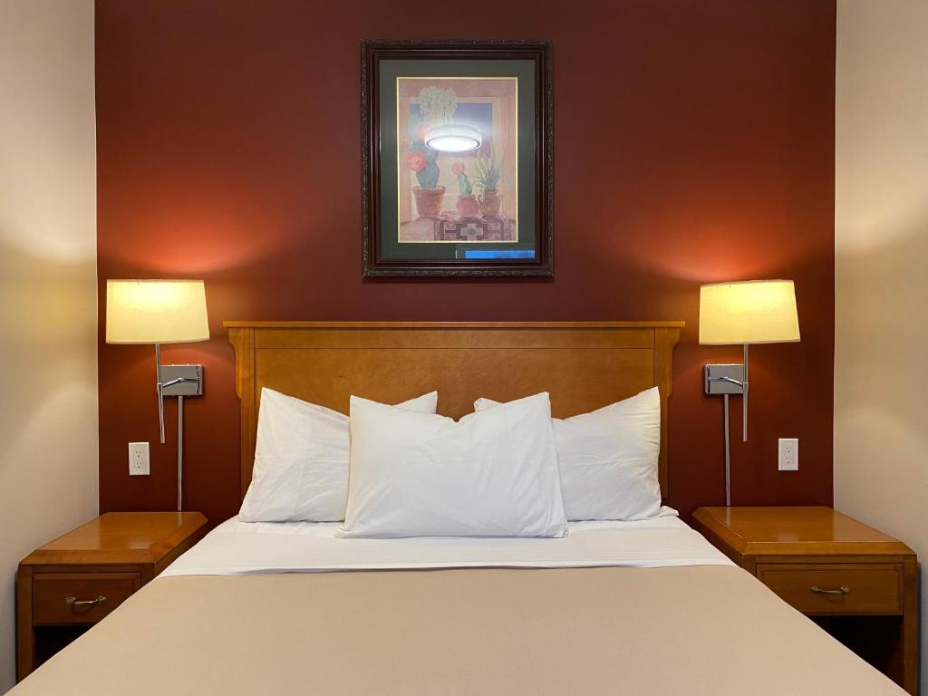Postel nebo postele na pokoji v ubytování Sahara Courtyard Inn & Suites Osoyoos