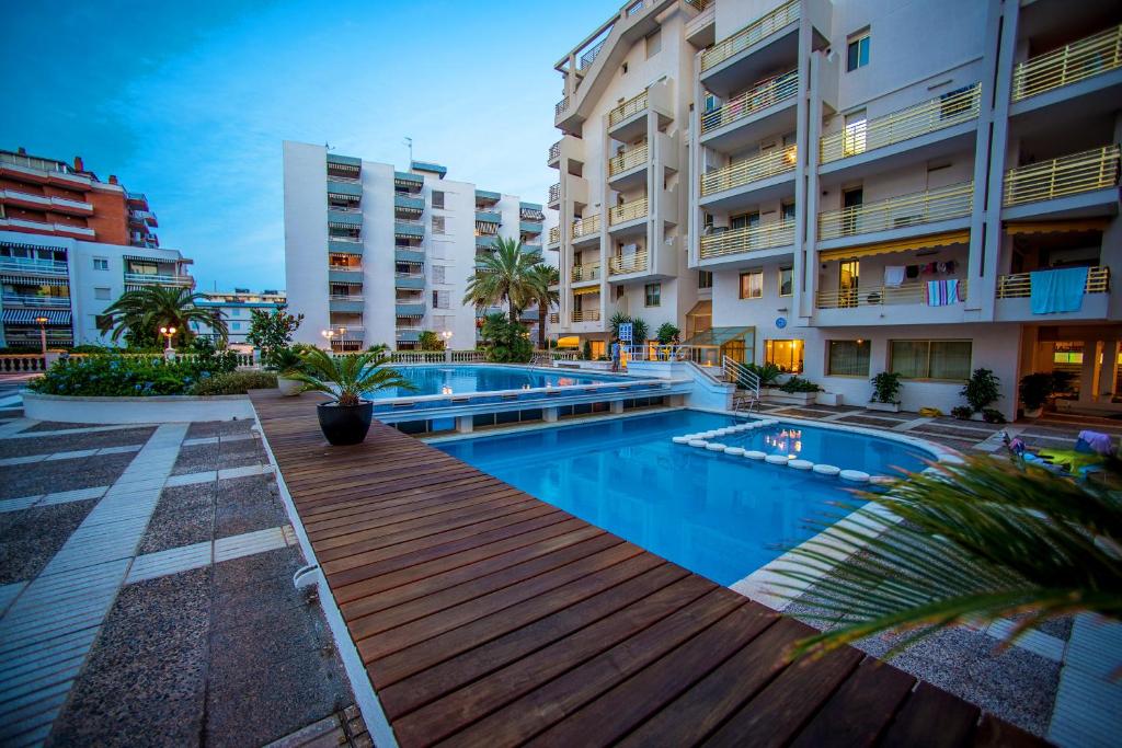 Bazén v ubytovaní Ona Suites Salou alebo v jeho blízkosti