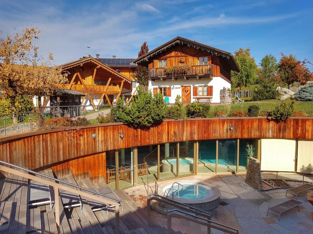 dom z basenem przed nim w obiekcie Pineta Natural Chalet w mieście Coredo