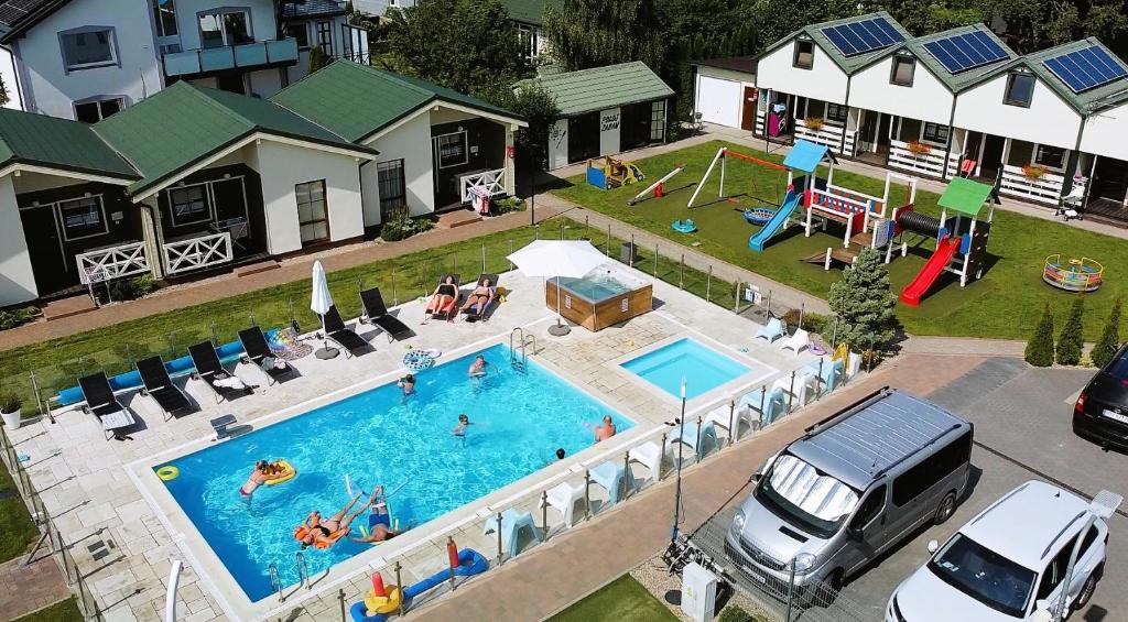 an aerial view of a swimming pool in a house at Domki wczasowe - Zielone Wzgórze - TOP COMFORT in Mielno
