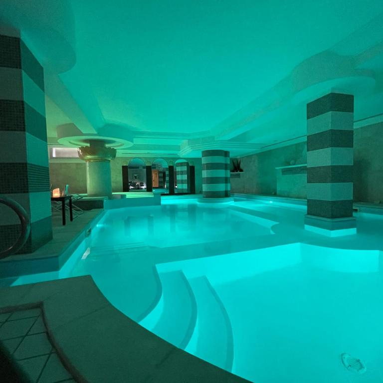 Bazén v ubytování Parco del Lago Resort & SPA nebo v jeho okolí
