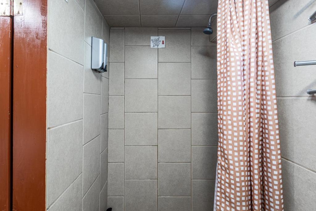 Koupelna v ubytování Best EWR Airport Studio-Hot Tub-Free Parking
