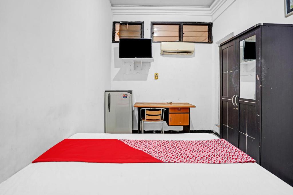 Łóżko lub łóżka w pokoju w obiekcie OYO 90791 Royale Margorejo